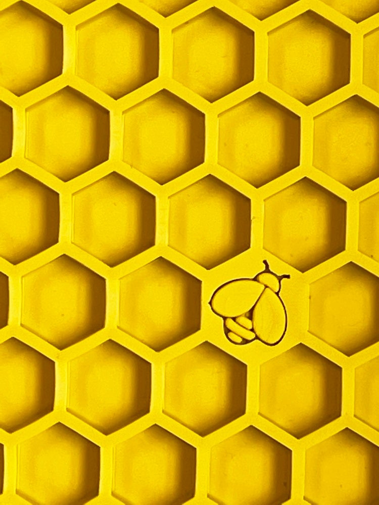 Emat by Soda Pup Honeycomb LickMat ideal for creating calm in your pet through the motion of licking releases feel good hormones to help your dog relax.