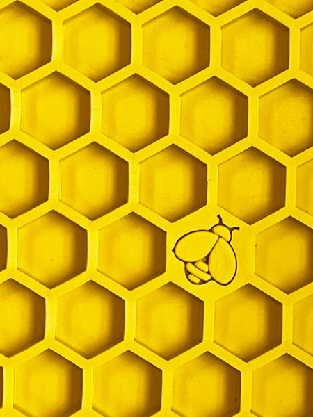 Emat by Soda Pup Honeycomb LickMat ideal for creating calm in your pet through the motion of licking releases feel good hormones to help your dog relax.